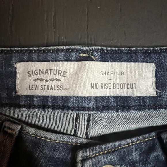 Signature Levi Strauss~Woman Size 6M (W28xL32)Blue Denim Midrise‎ Bootcut Jeans - Picture 3 of 6